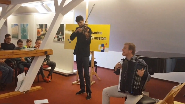 Hudobný seminár v ZUŠ viedli dvaja mladí umelci z Prahy