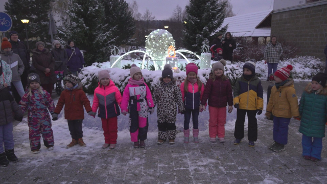 V Brezovej na námestí zapálili prvú adventnú sviecu